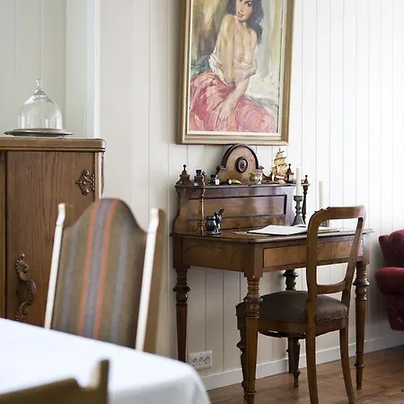 Bed & Breakfast Jordbaerstova *